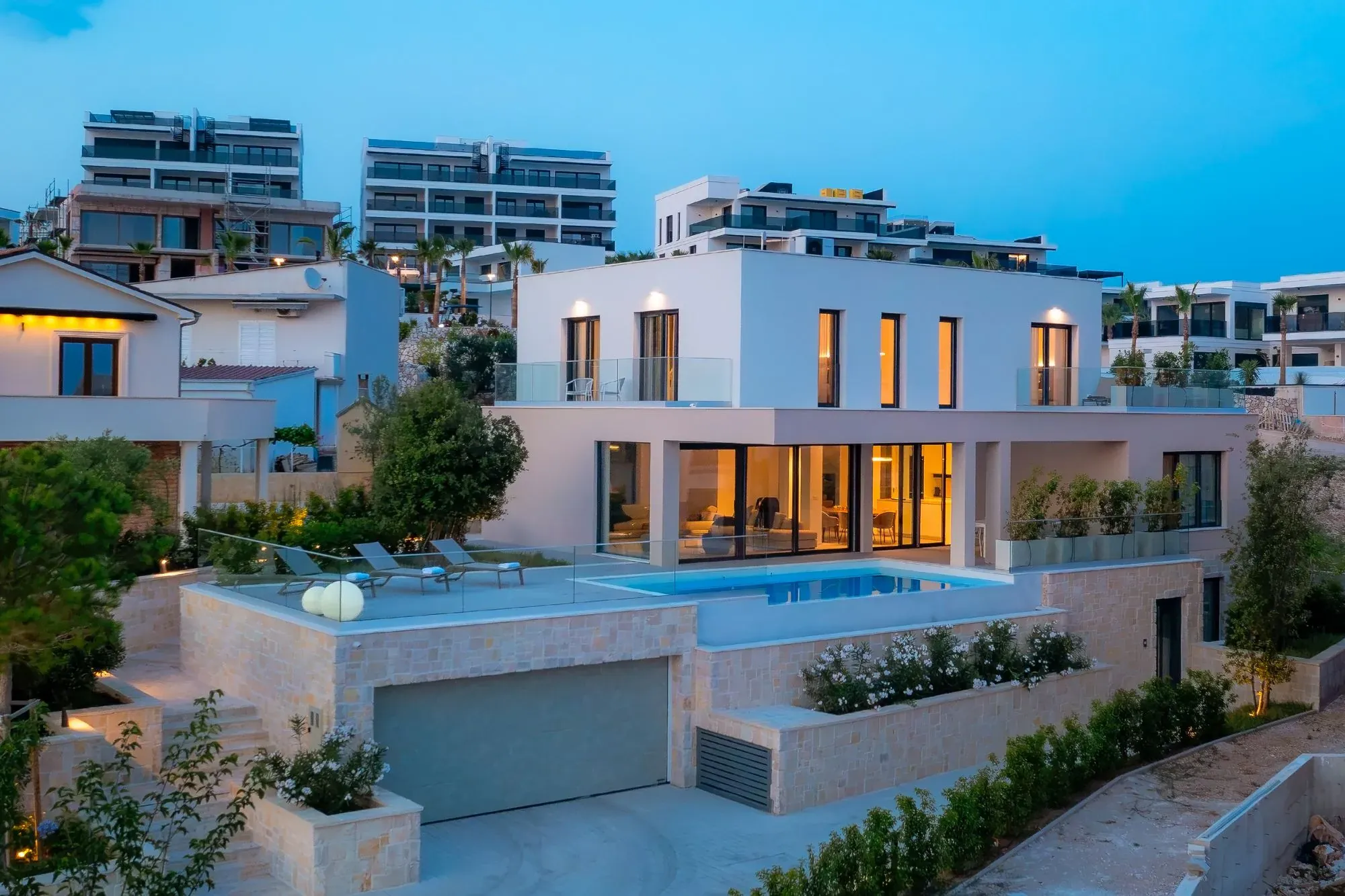 Villa Promise navečer s osvijetljenim bazenom